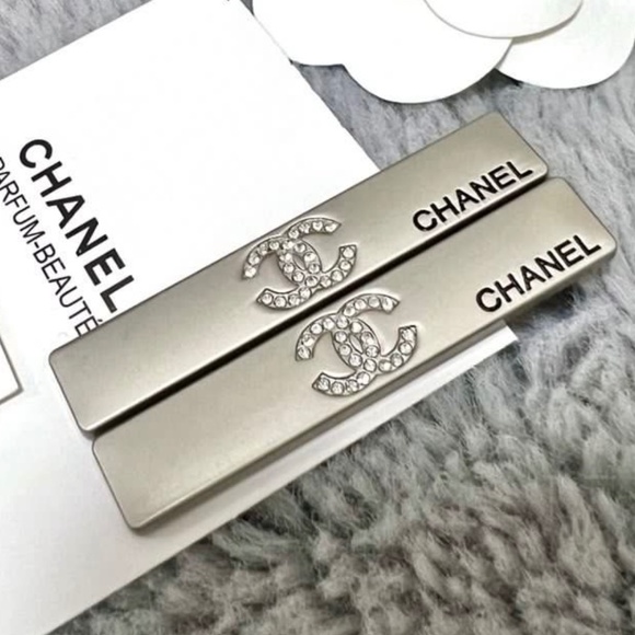Chanel Silver Metal CC Logo Rhinestone VIP Beauty Gift Hair Clips 2-Piece Set - Picture 1 of 7